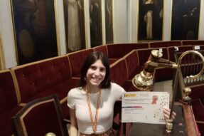 Nuestra alumna Mencía Díaz de Cerio ha obtenido medalla de bronce en las Olimpiadas nacionales de Química y Matemáticas.